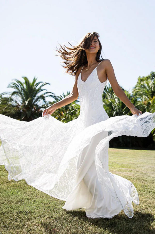 Vestidos de novia de playa con corte en A, sin mangas, con espalda descubierta y encaje